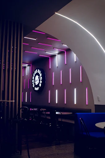 Gibbous Burger — movimento